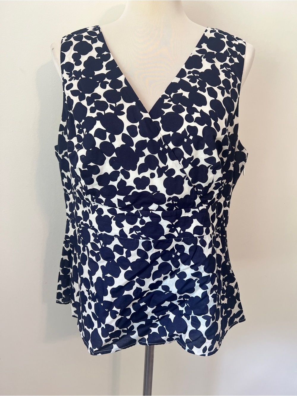 Boden Blue White Floral Sleeveless V-Neck Wrap Blouse Top US 14 EUC cotton